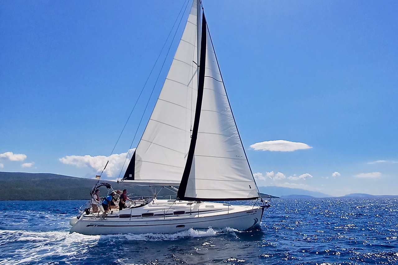 Bavaria 37 Cruiser  Top image