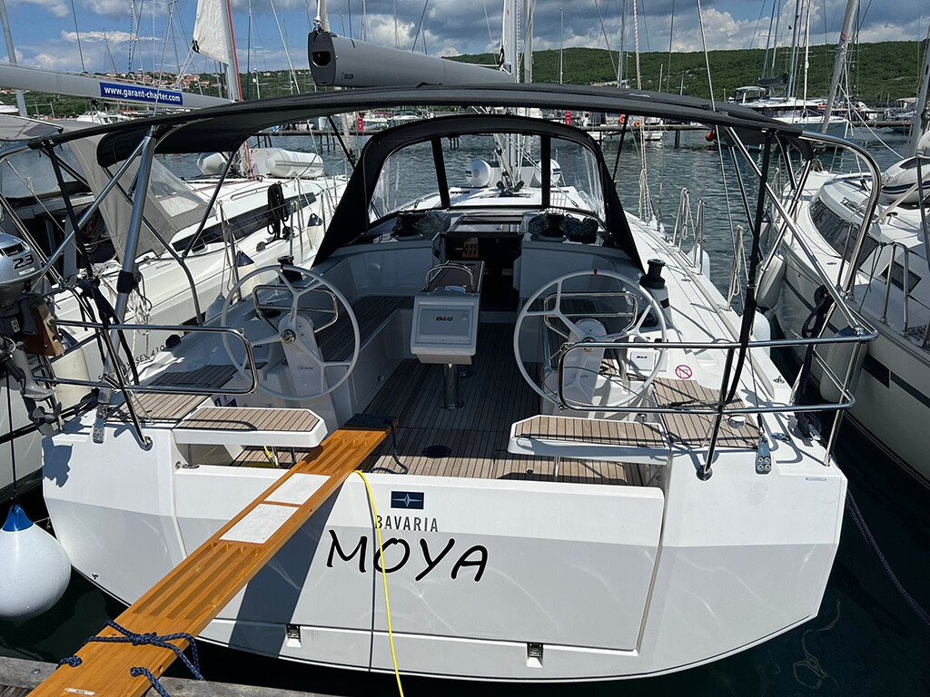 Bavaria C38 Top image