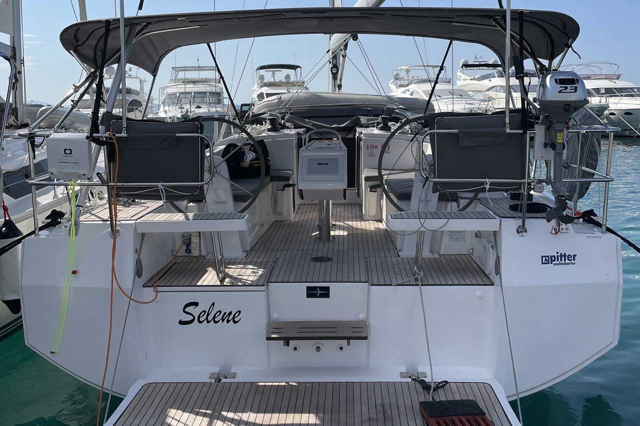 Bavaria C38 Top image