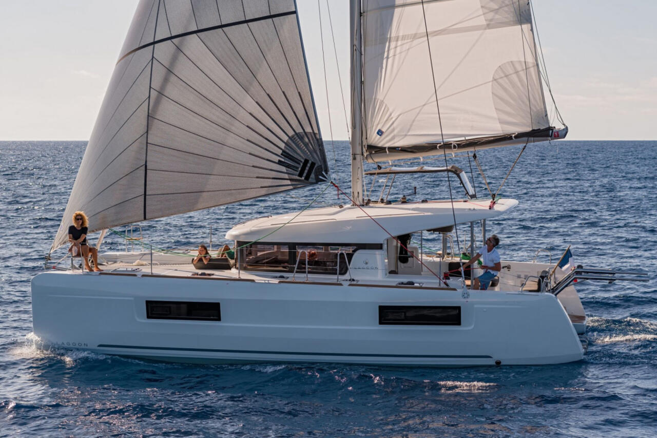 Lagoon 400 S2  Top image