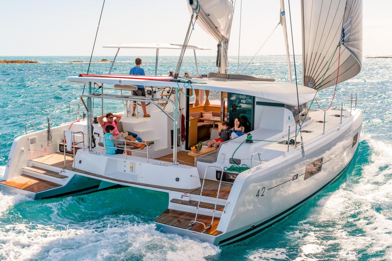 Lagoon 42 (4+2cab/4wc) „Karukera“ als Charteryacht