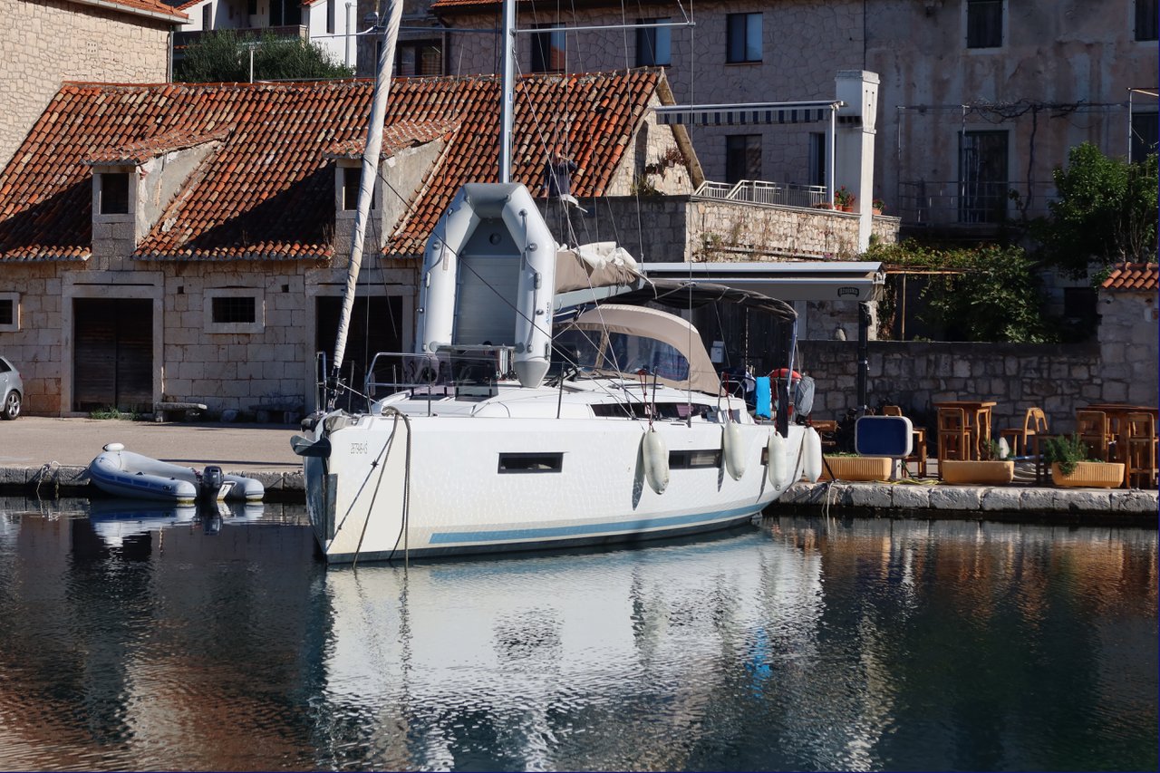 Sun Odyssey 440  Top image