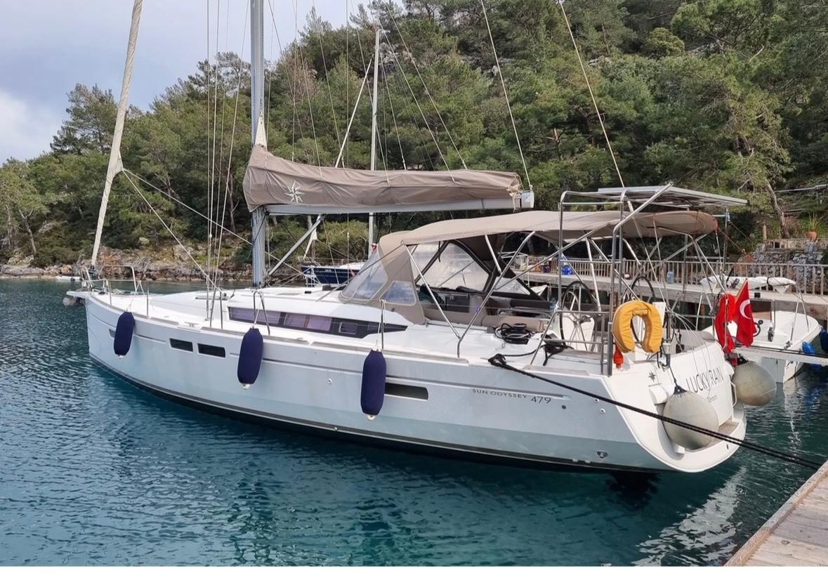 Sun Odyssey 479 (3cab/2wc) „Lucky Rain“ als Charteryacht
