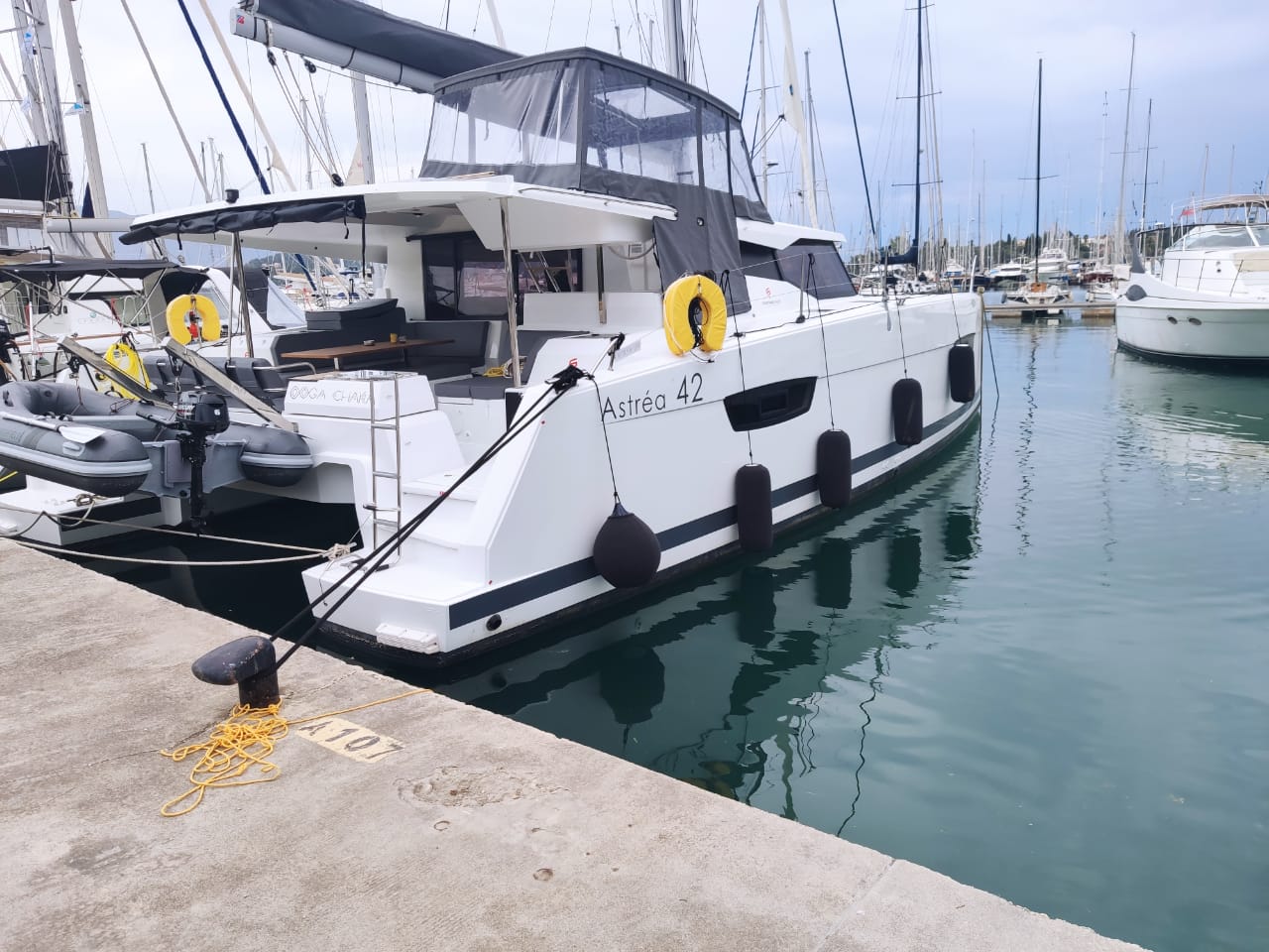 Astréa 42 (4+2cab) „Ooga Chaka“ als Charteryacht