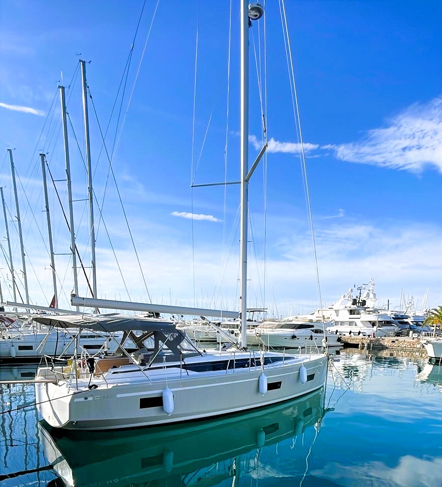 Bavaria C42 Top image