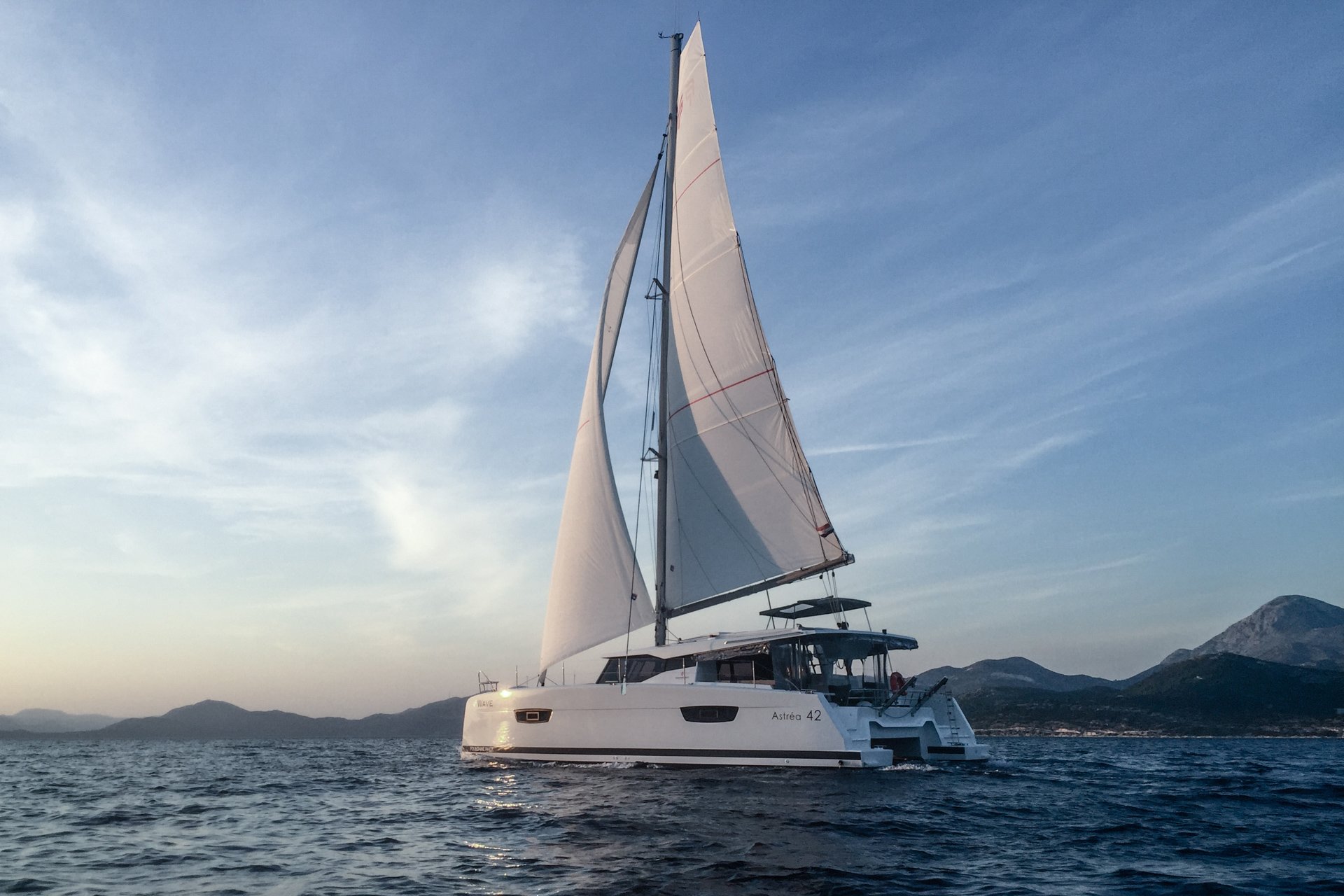 Astréa 42 (4 cab) „Wave“ als Charteryacht