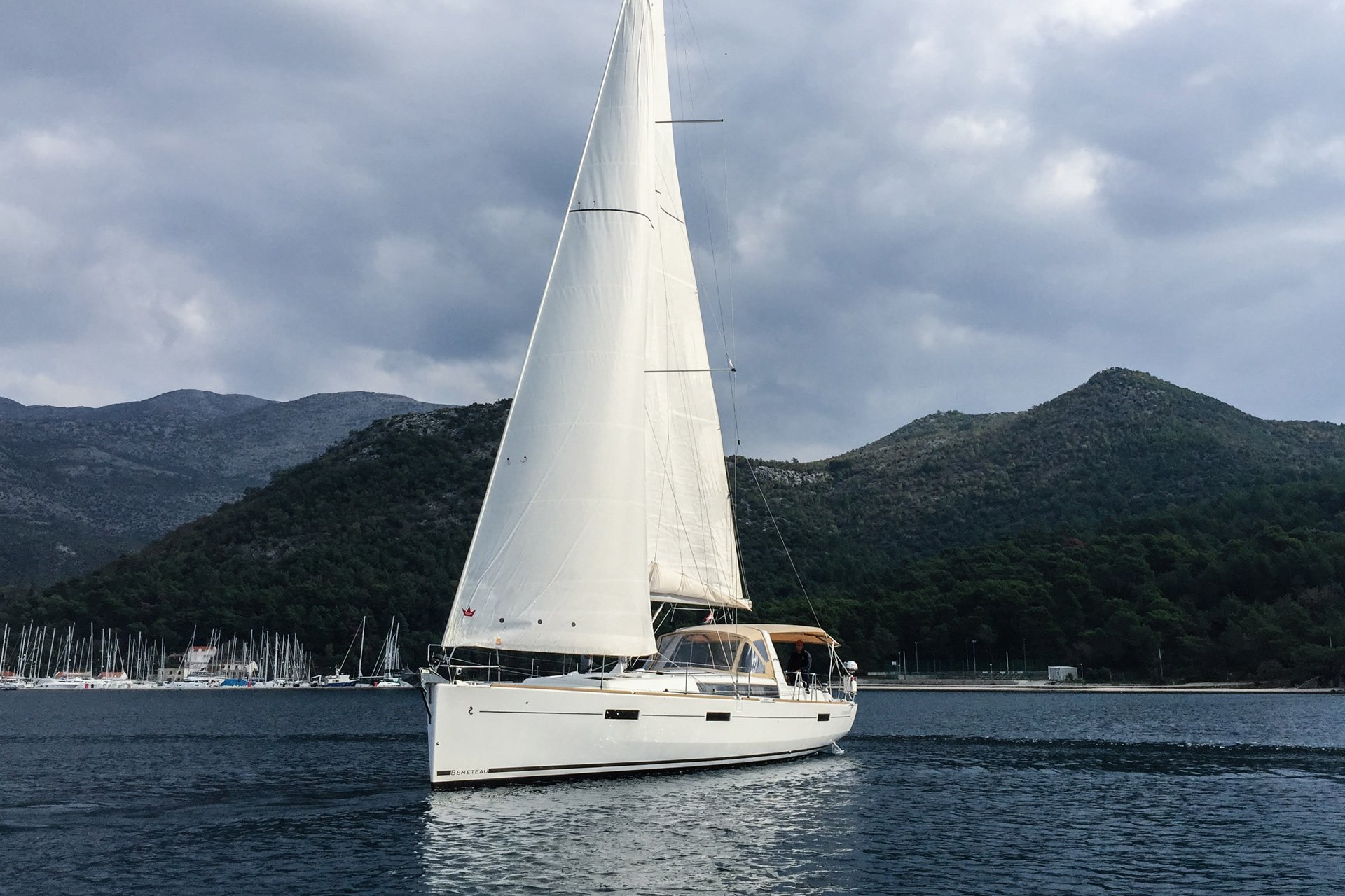 Oceanis 45 (4 cab) „Mambo 1“ als Charteryacht