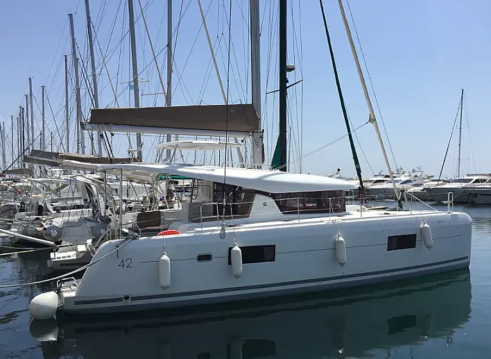 Lagoon 42  Top image