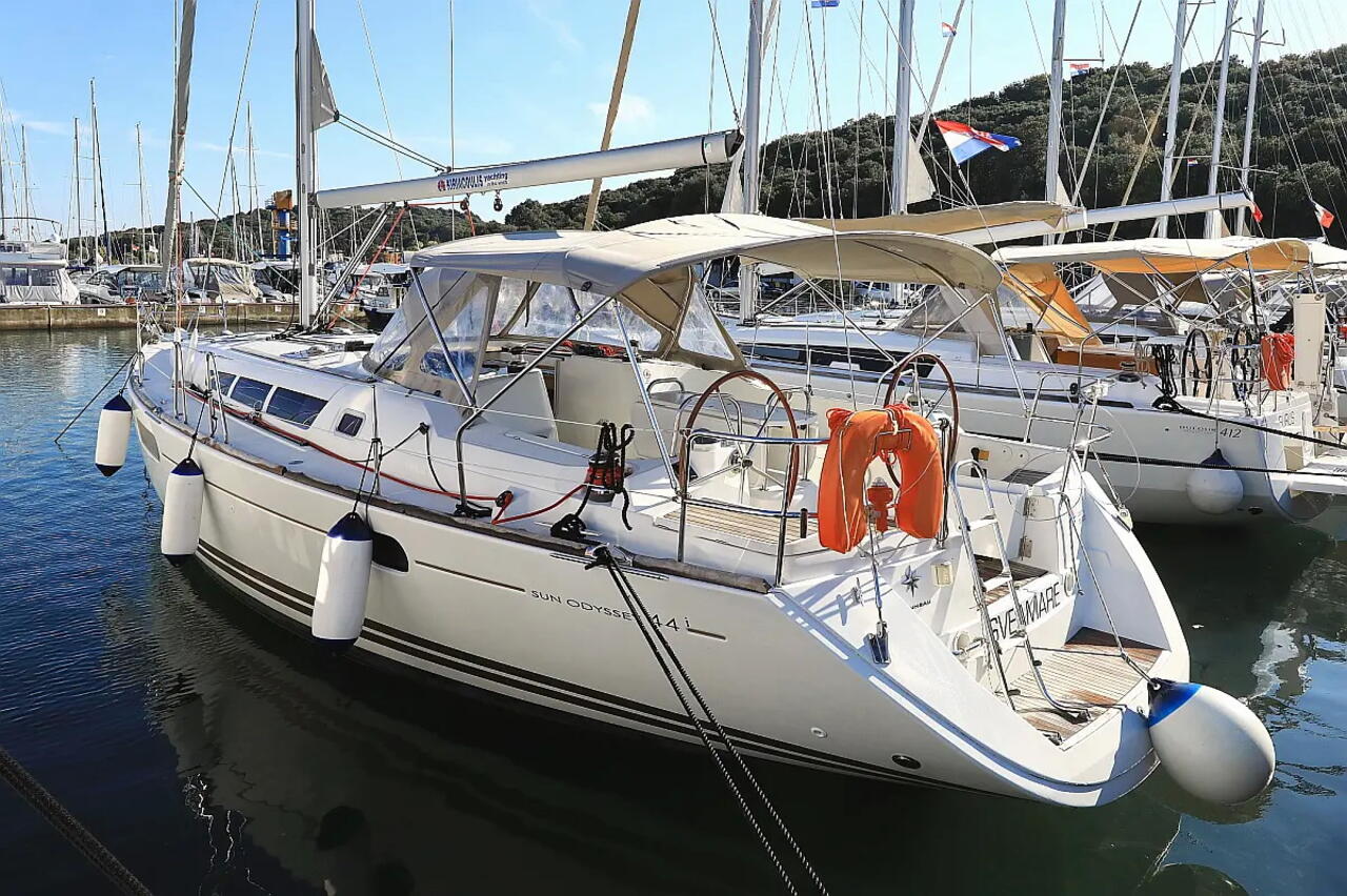 Sun Odyssey 44i  Top image