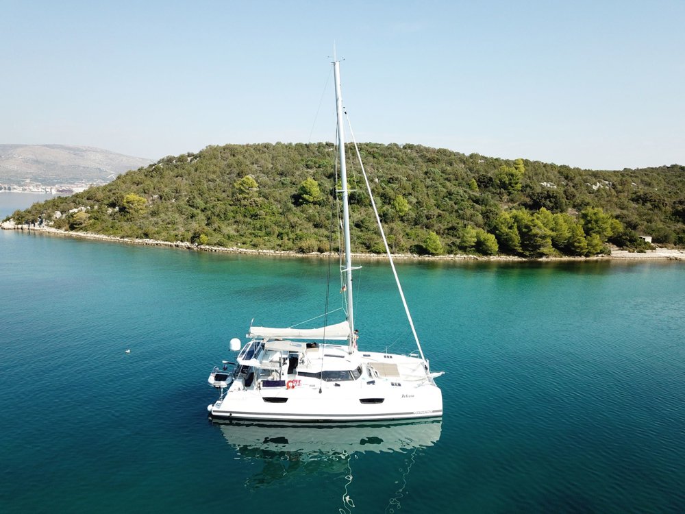 Saona 47 (5cab/5 wc) „Felicia“ als Charteryacht