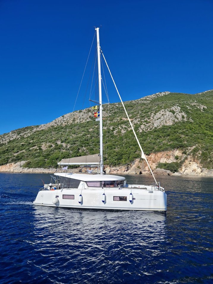 Lagoon 42  Top image