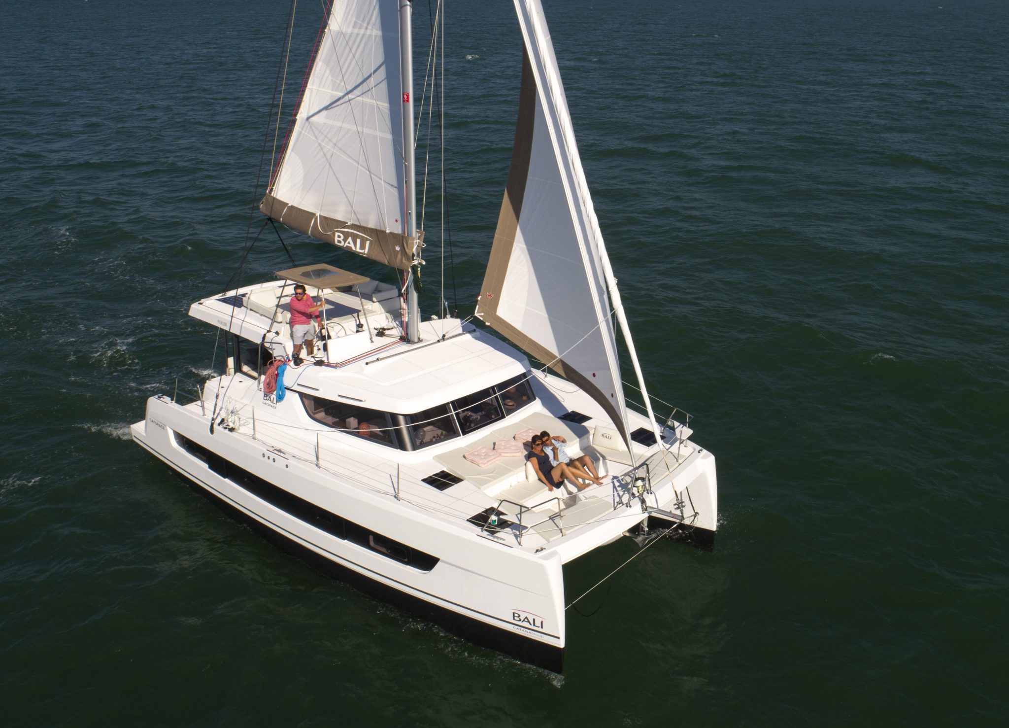 Bali Catspace „Sail Solaris“ als Charteryacht