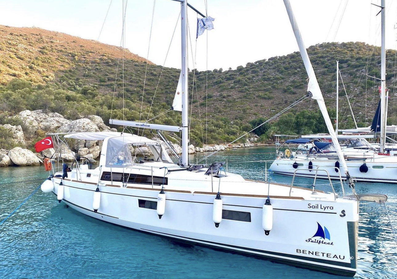 Oceanis 38.1 (3cab2wc) „Sail Lyra“ als Charteryacht