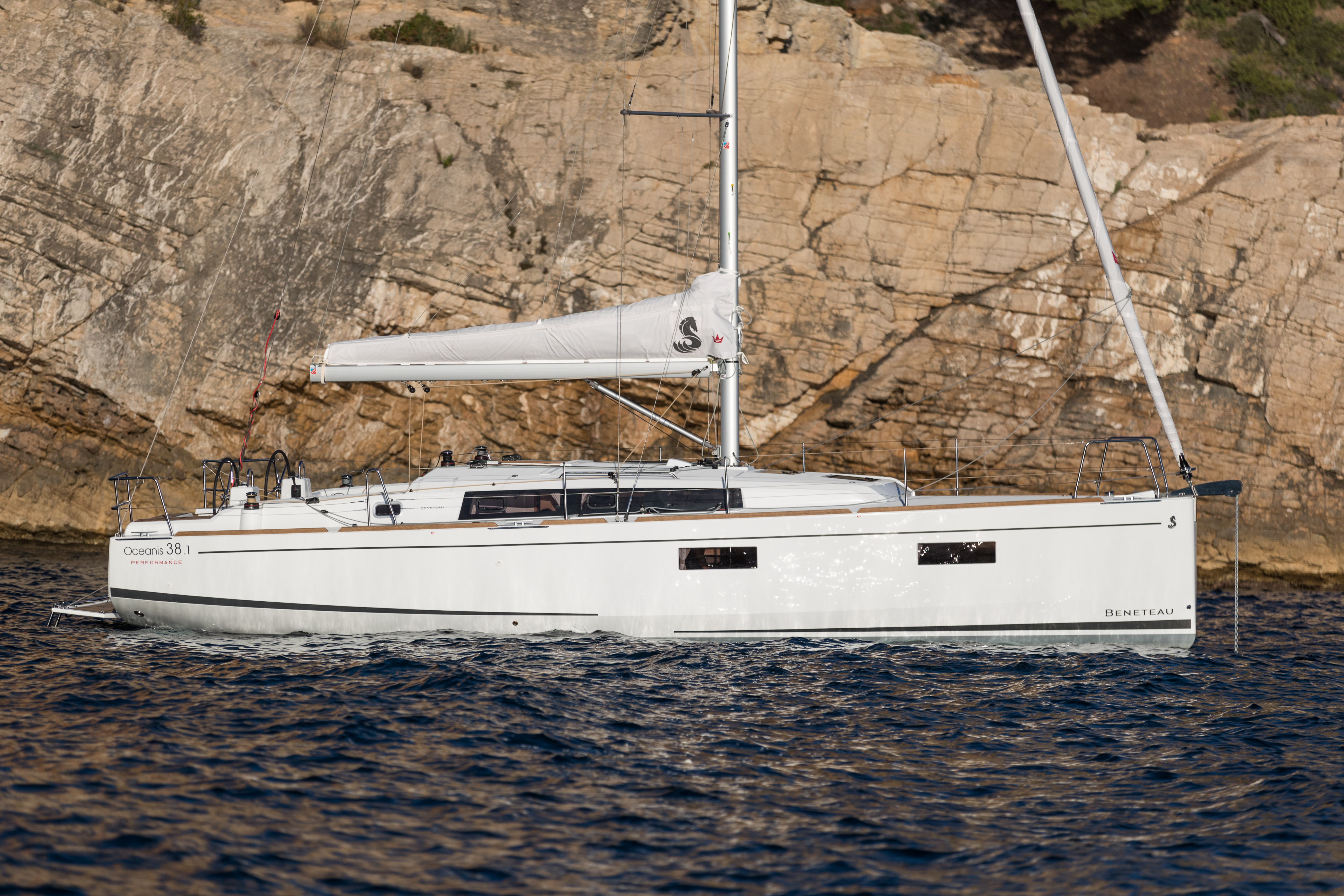 Oceanis 38.1 (3cab2wc) „Sail Pride“ als Charteryacht