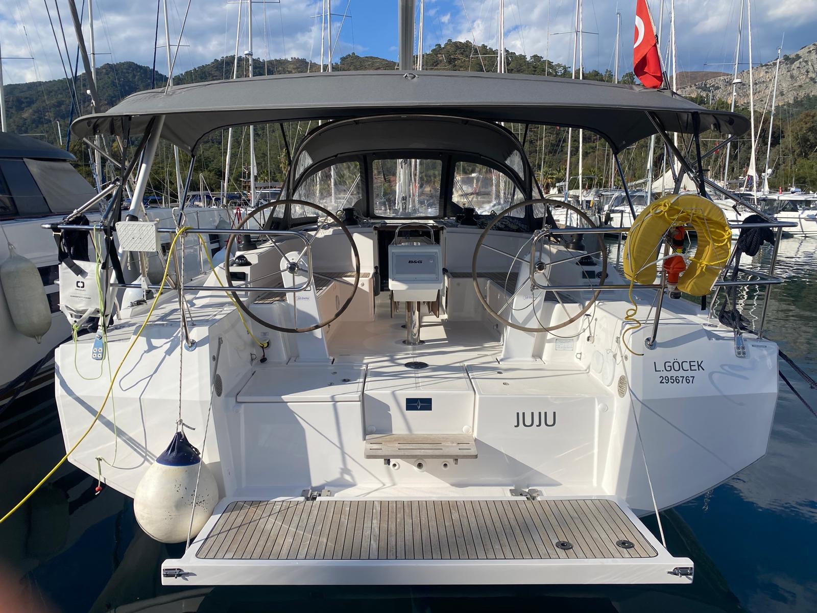 Bavaria C42 Top image