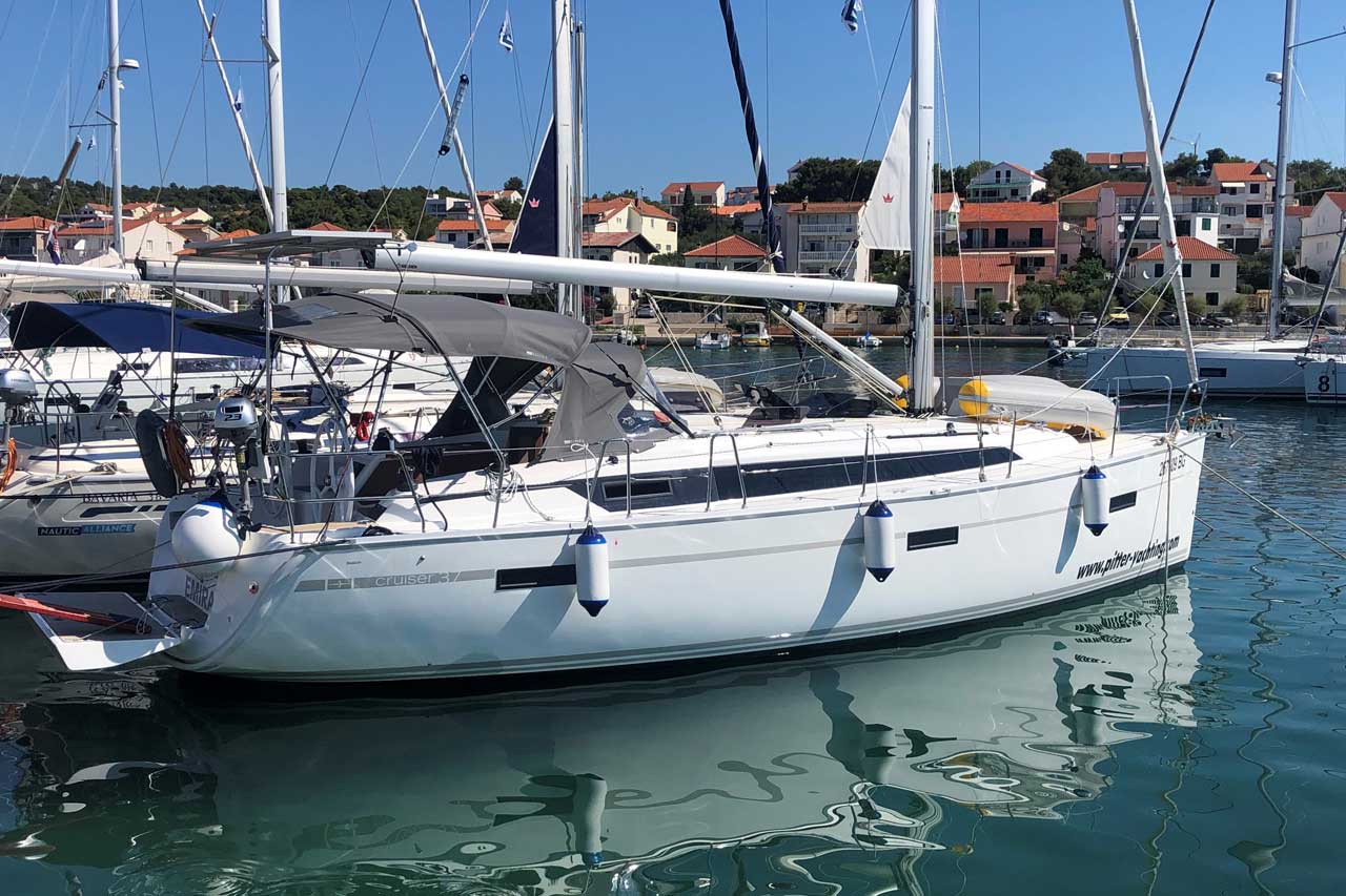 Bavaria Cruiser 37  Top image