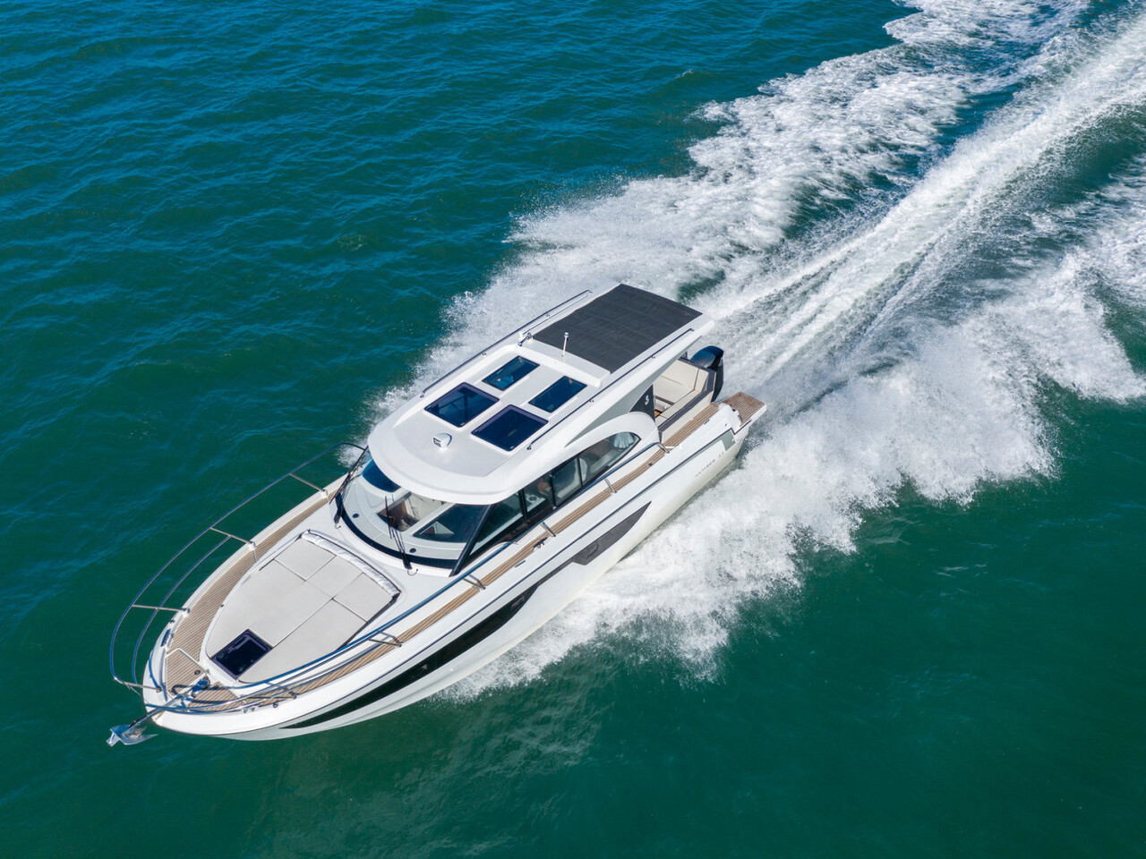 Antares 11 „No Name“ als Charteryacht