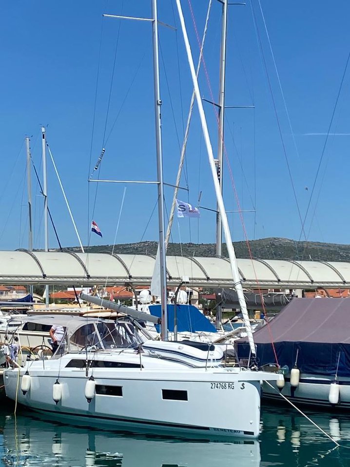 Oceanis 34  Top image