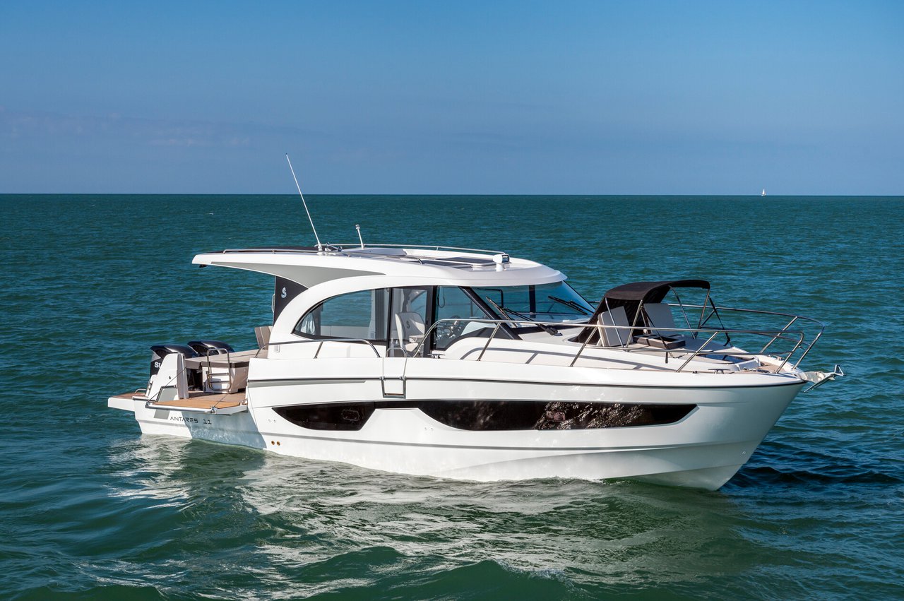 Antares 11 „Falcon“ als Charteryacht