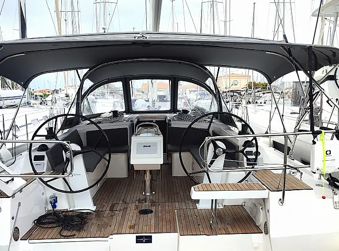 Bavaria C42 Top image