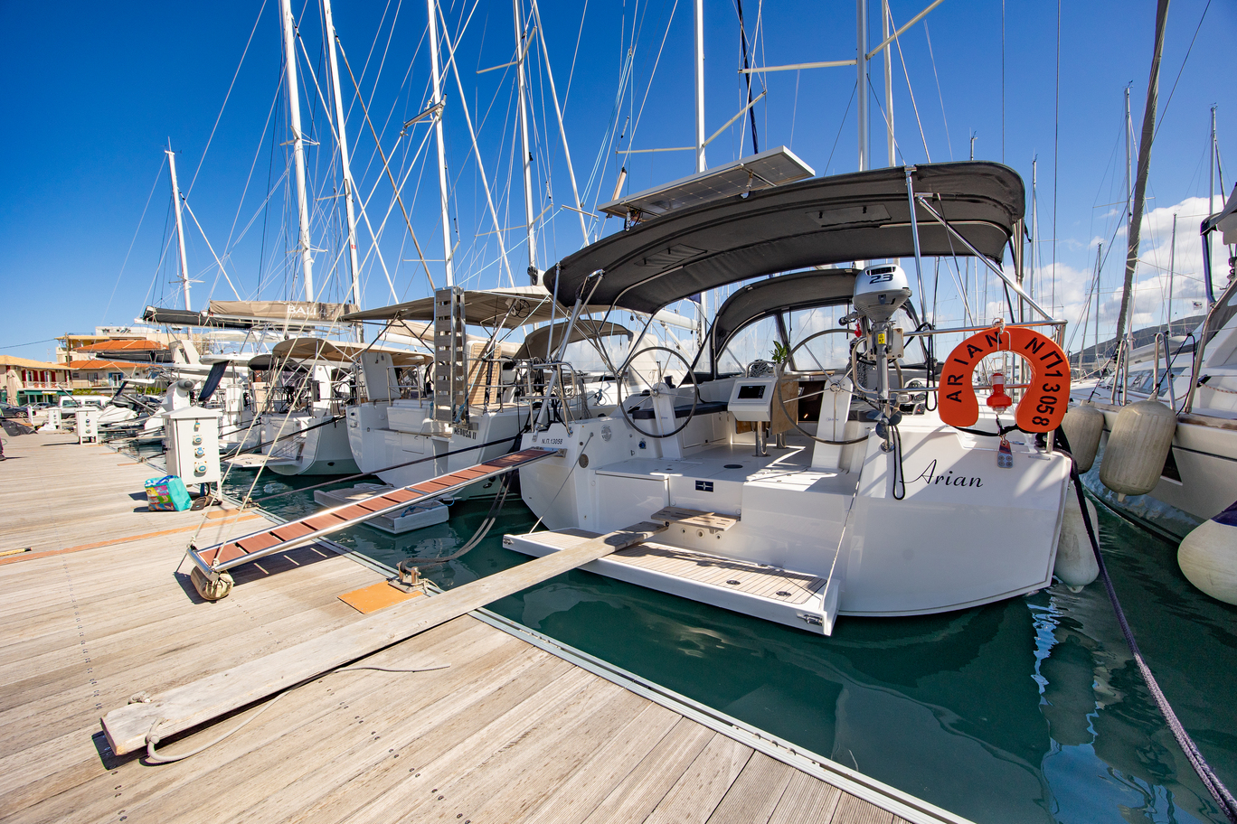 Bavaria C42 Top image
