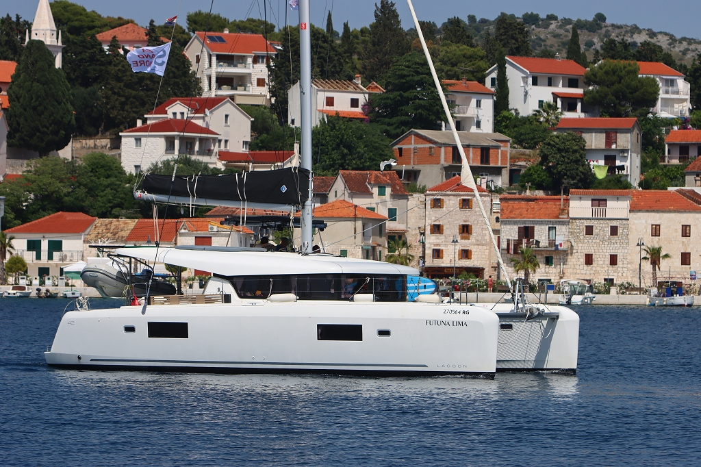 Lagoon 42  Top image