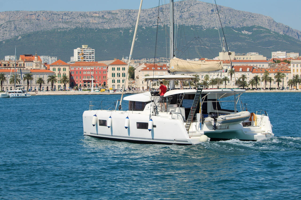 Lagoon 42 (4+2cab/4wc) „Poppy“ als Charteryacht