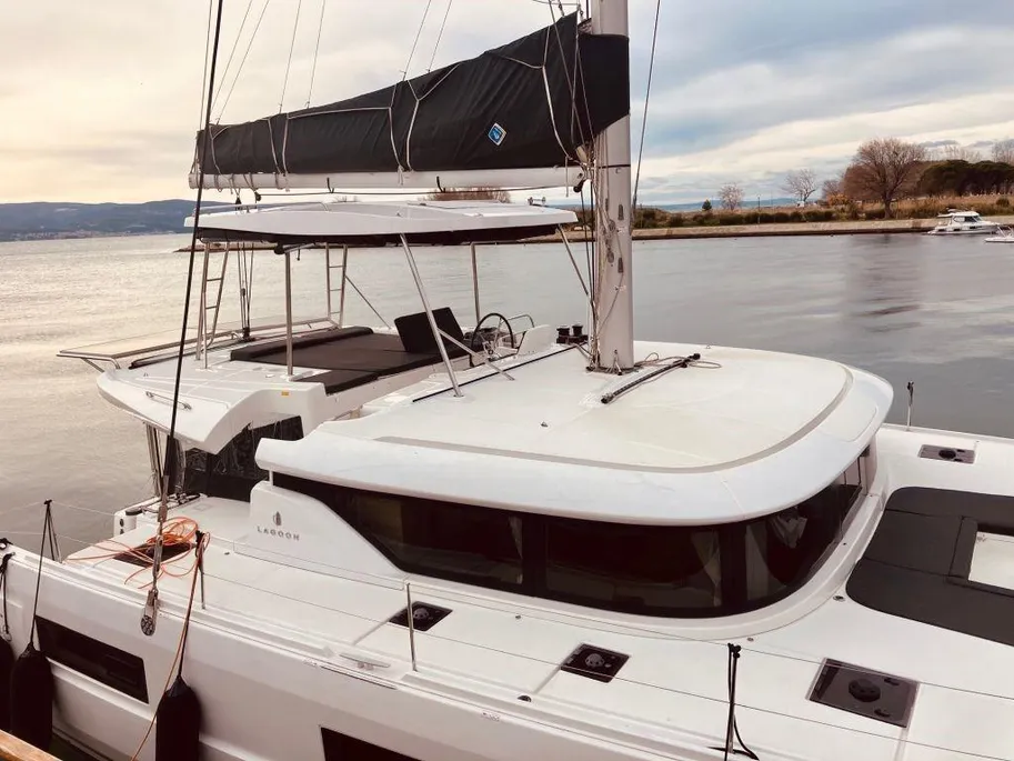 Lagoon 46  Top image