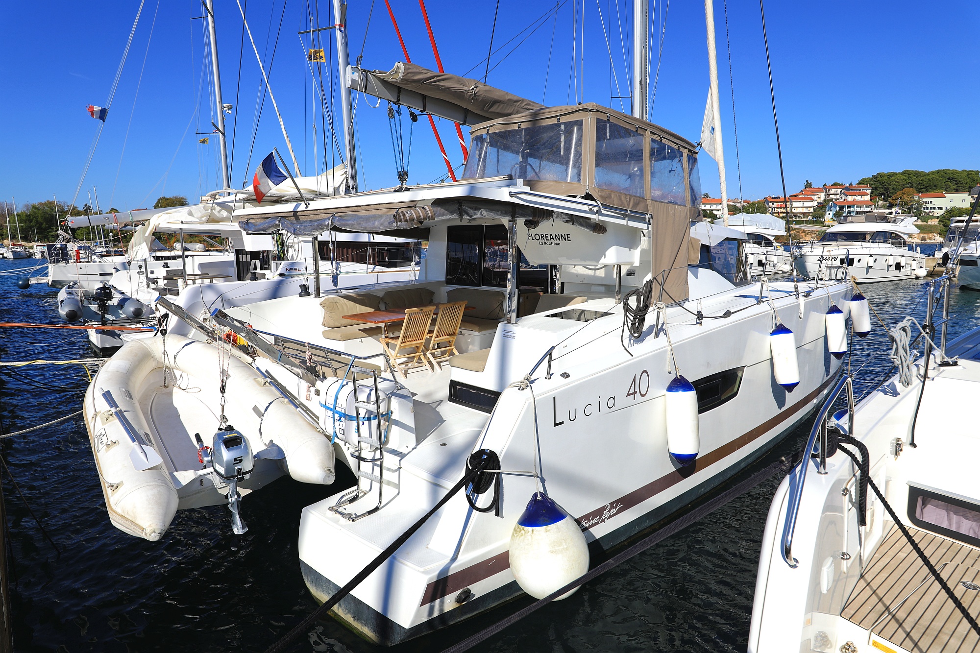 Lucia 40  Top image