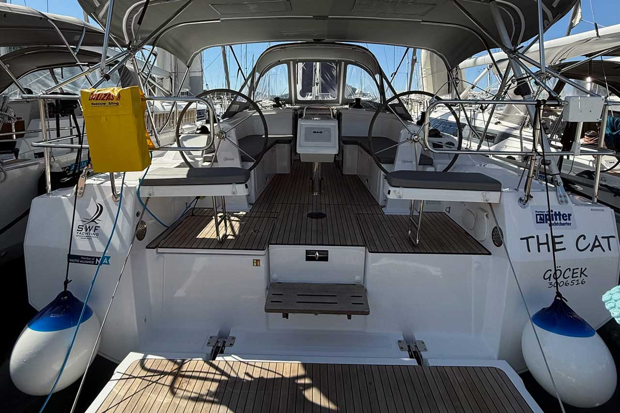 Bavaria C38 Top image