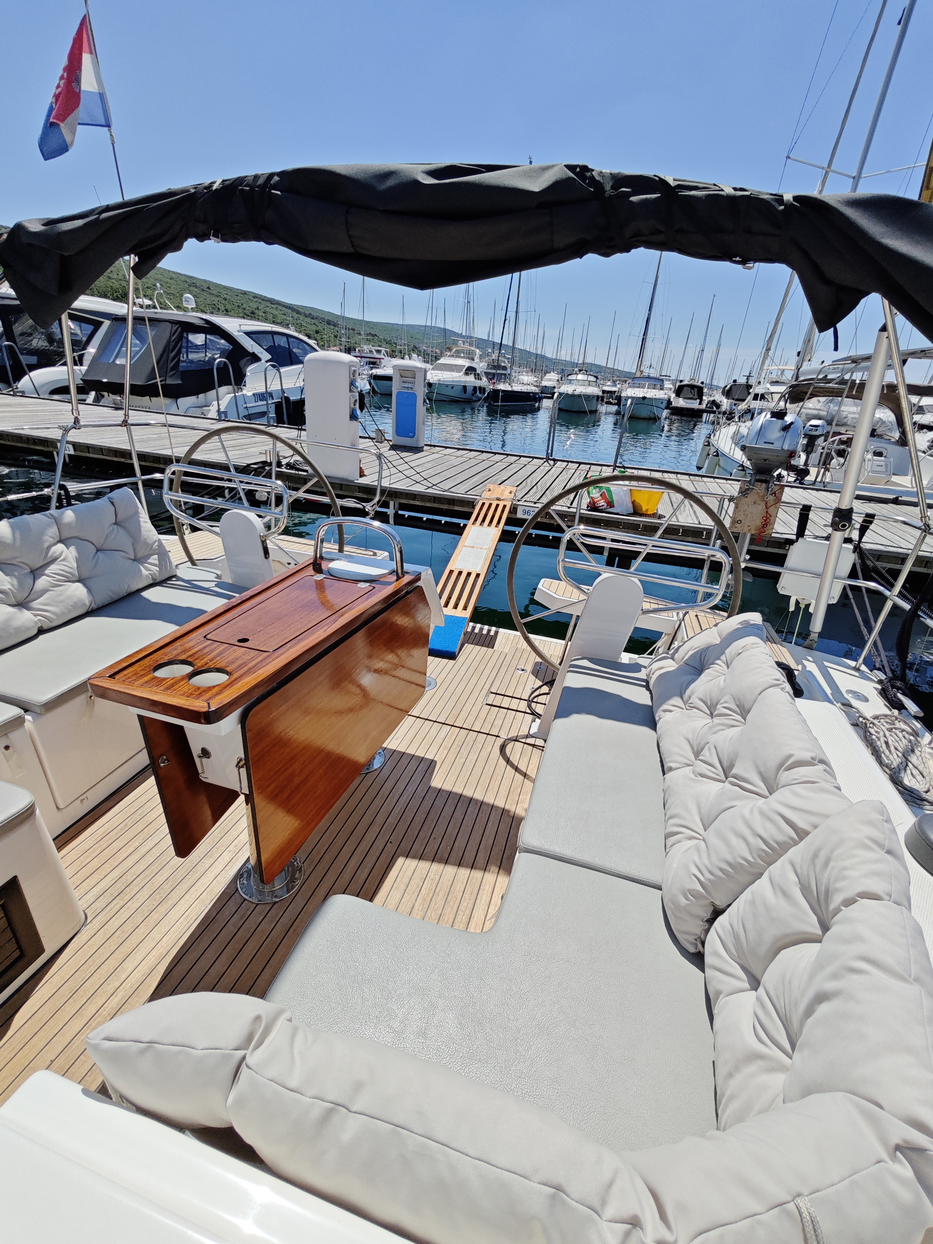 Bavaria C42 Top image