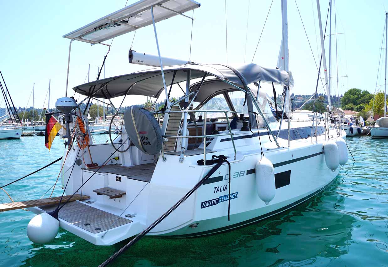 Bavaria C38 Top image