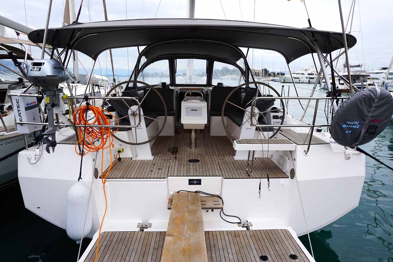 Bavaria C42 Top image