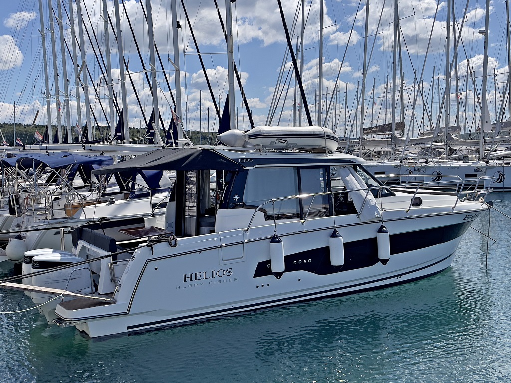 Merry Fisher 1095 „Helios“ als Charteryacht