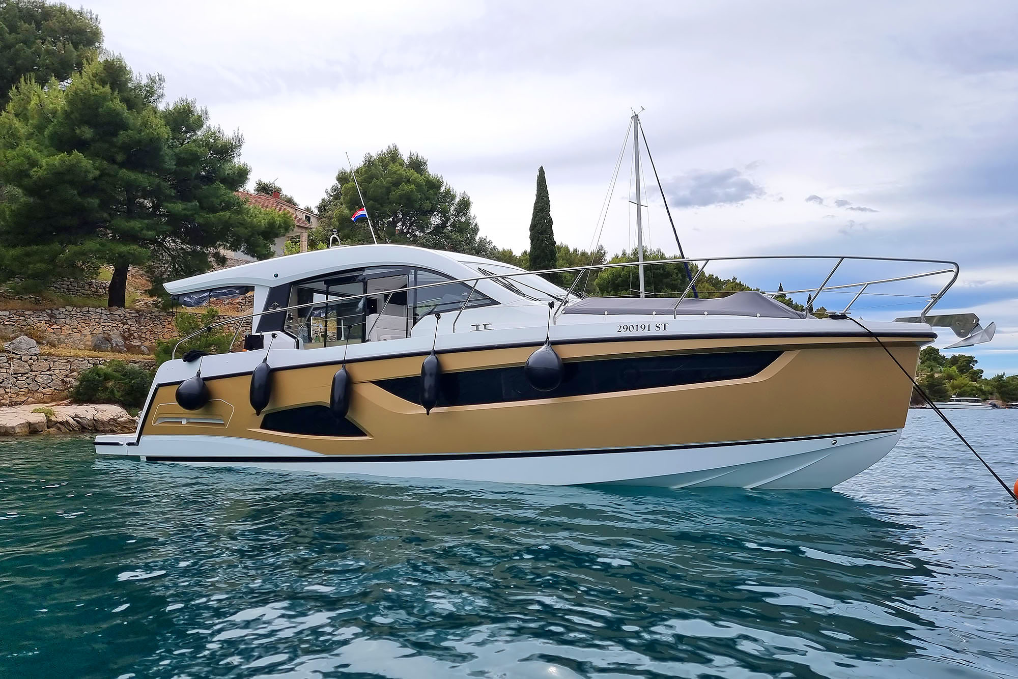 Sealine C390 (3cab) „Tireless“ als Charteryacht