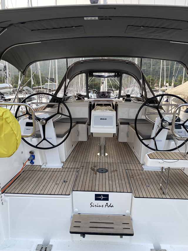 Bavaria C38 Top image