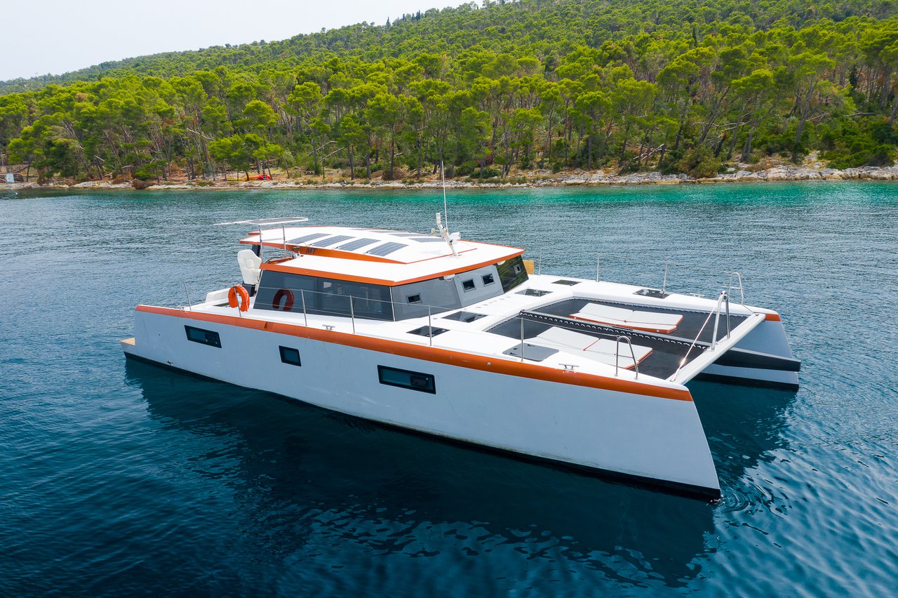Luna 47 Power „Orange“ als Charteryacht