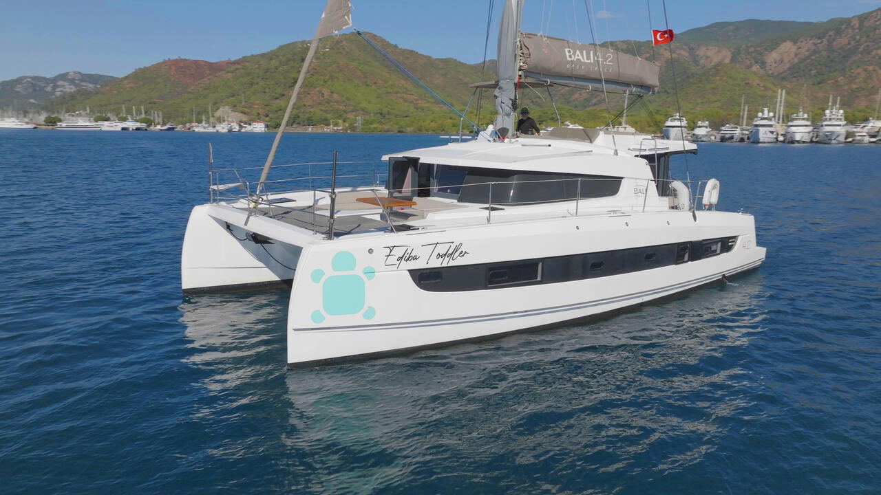 Bali 4.2 „Ediba Toddler“ als Charteryacht