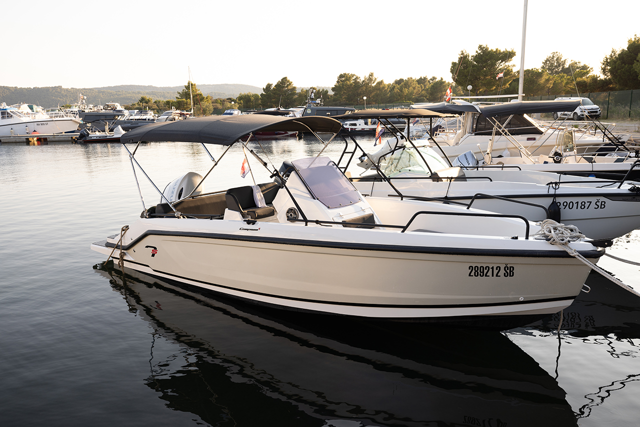 Compass 7s „NN“ als Charteryacht