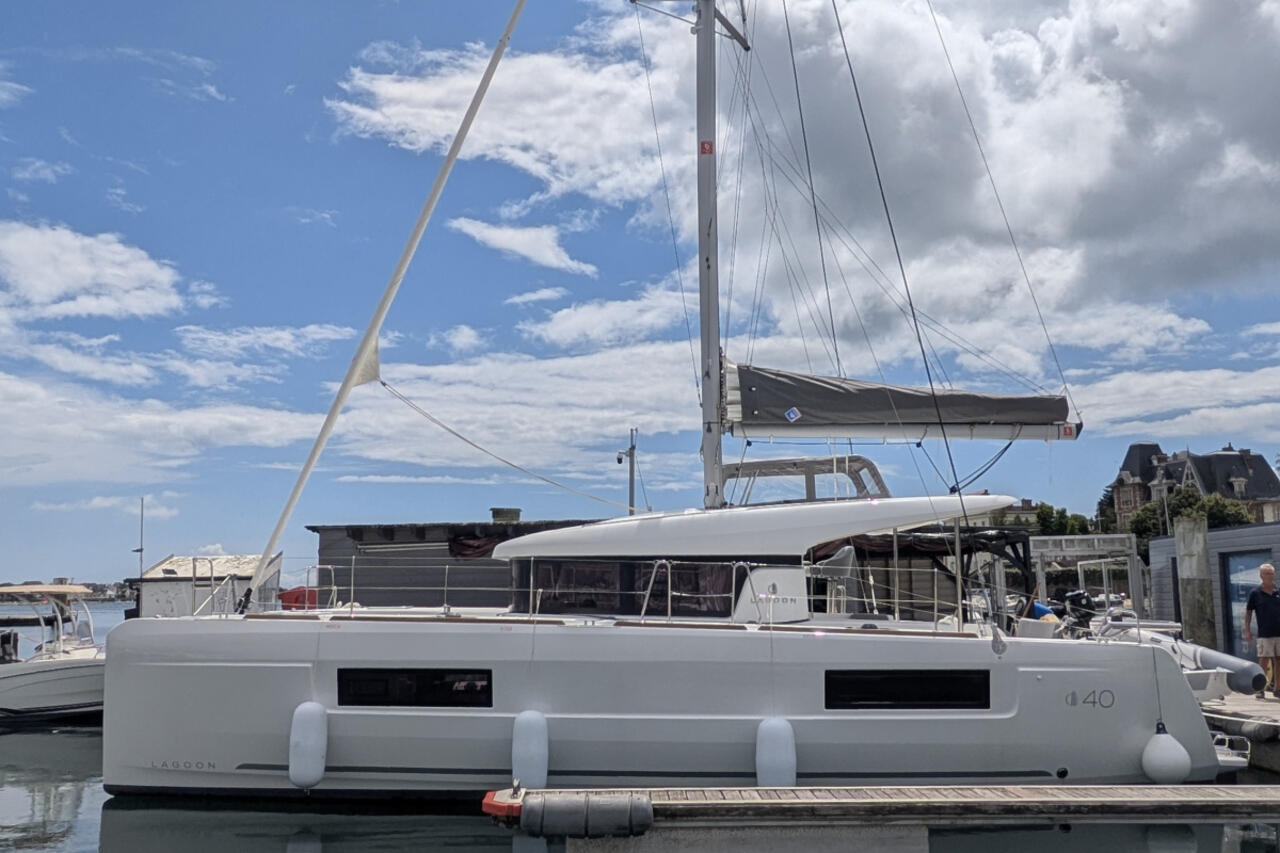 Lagoon 40 (3+2cab/2wc) „Last One“ als Charteryacht