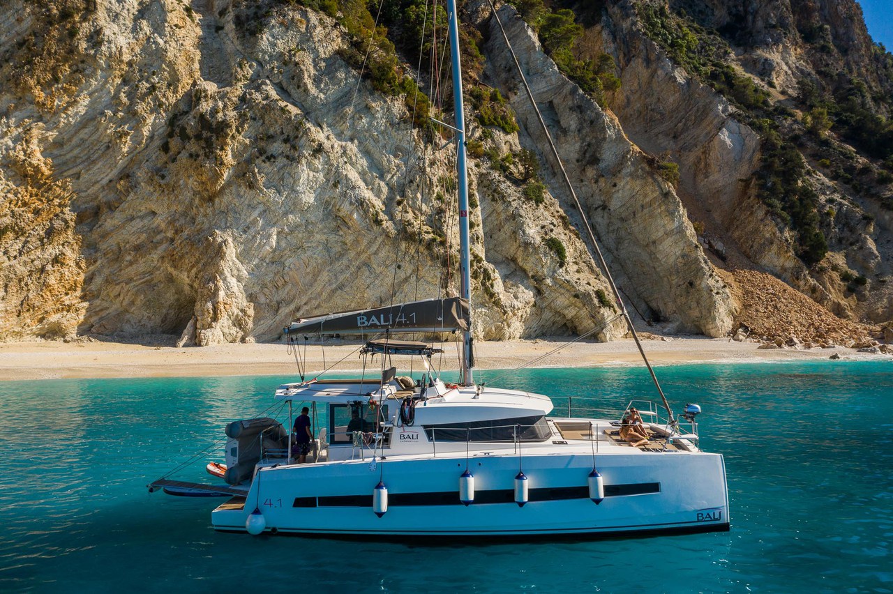 Bali 4.1 (4+2cab/4wc) „Georgia“ als Charteryacht
