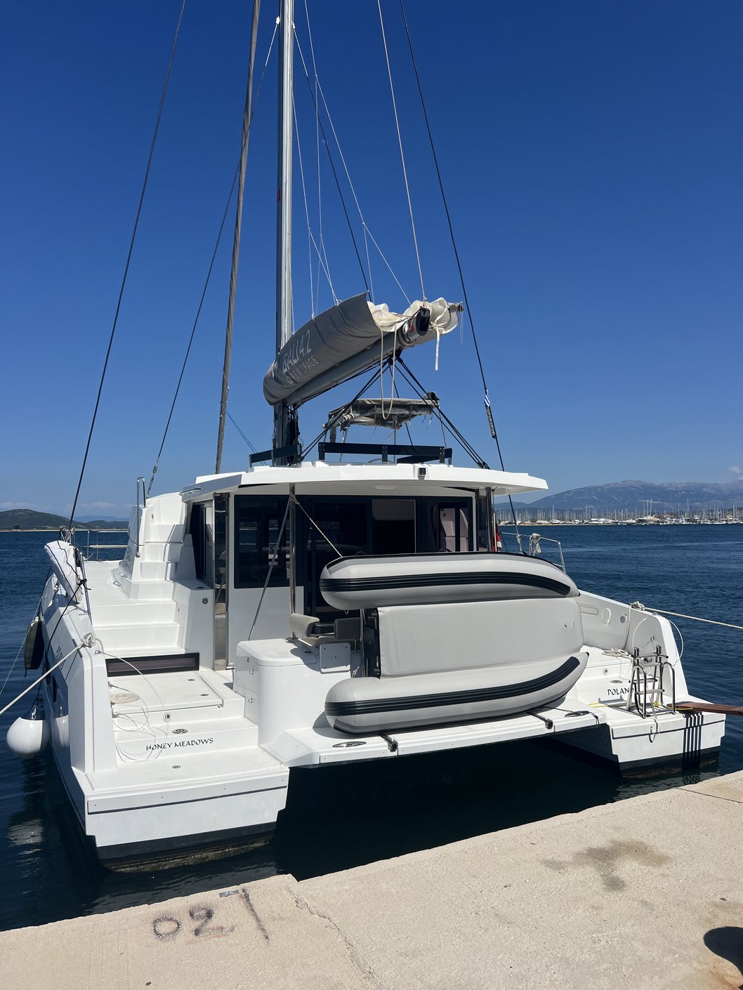 Bali 4.2 „Honey Meadow“ als Charteryacht