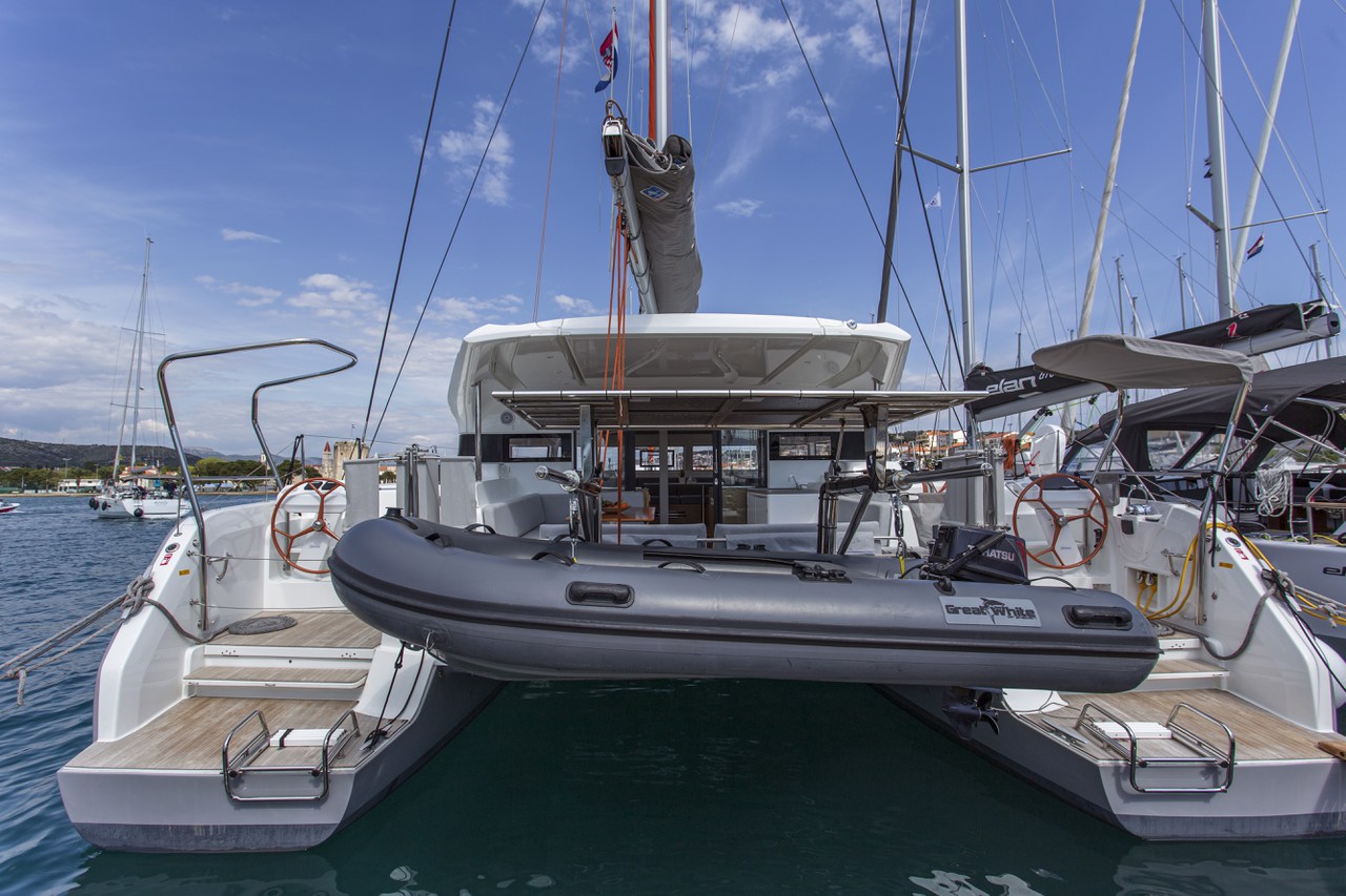 Excess 15 „White Lotus“ als Charteryacht