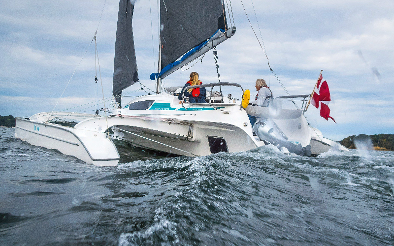 Dragonfly 28 „Kalmos“ als Charteryacht