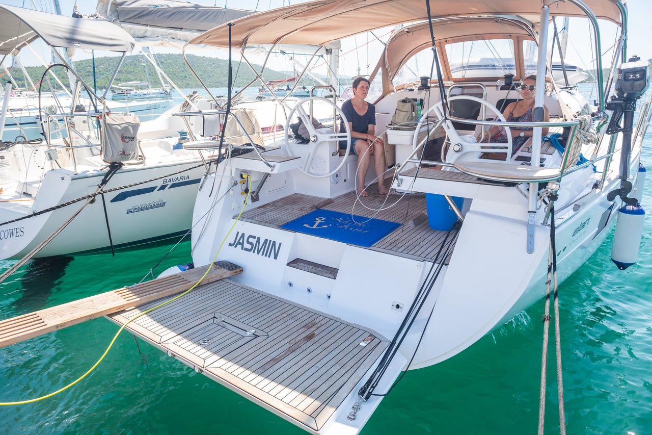 Elan 45 Impression „Jasmin“ als Charteryacht