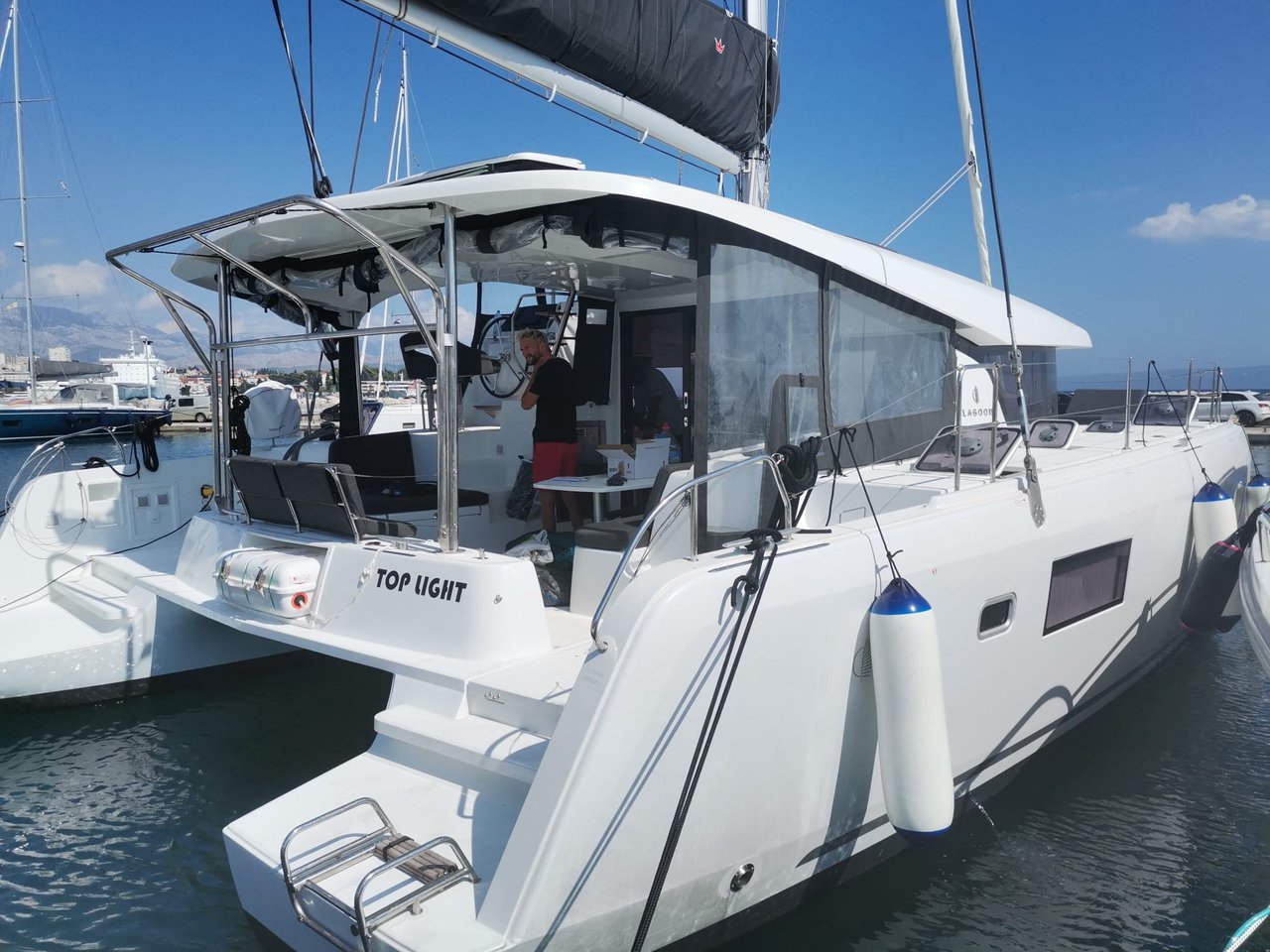 Lagoon 42 (4+2cab/4wc) „Top Light“ als Charteryacht
