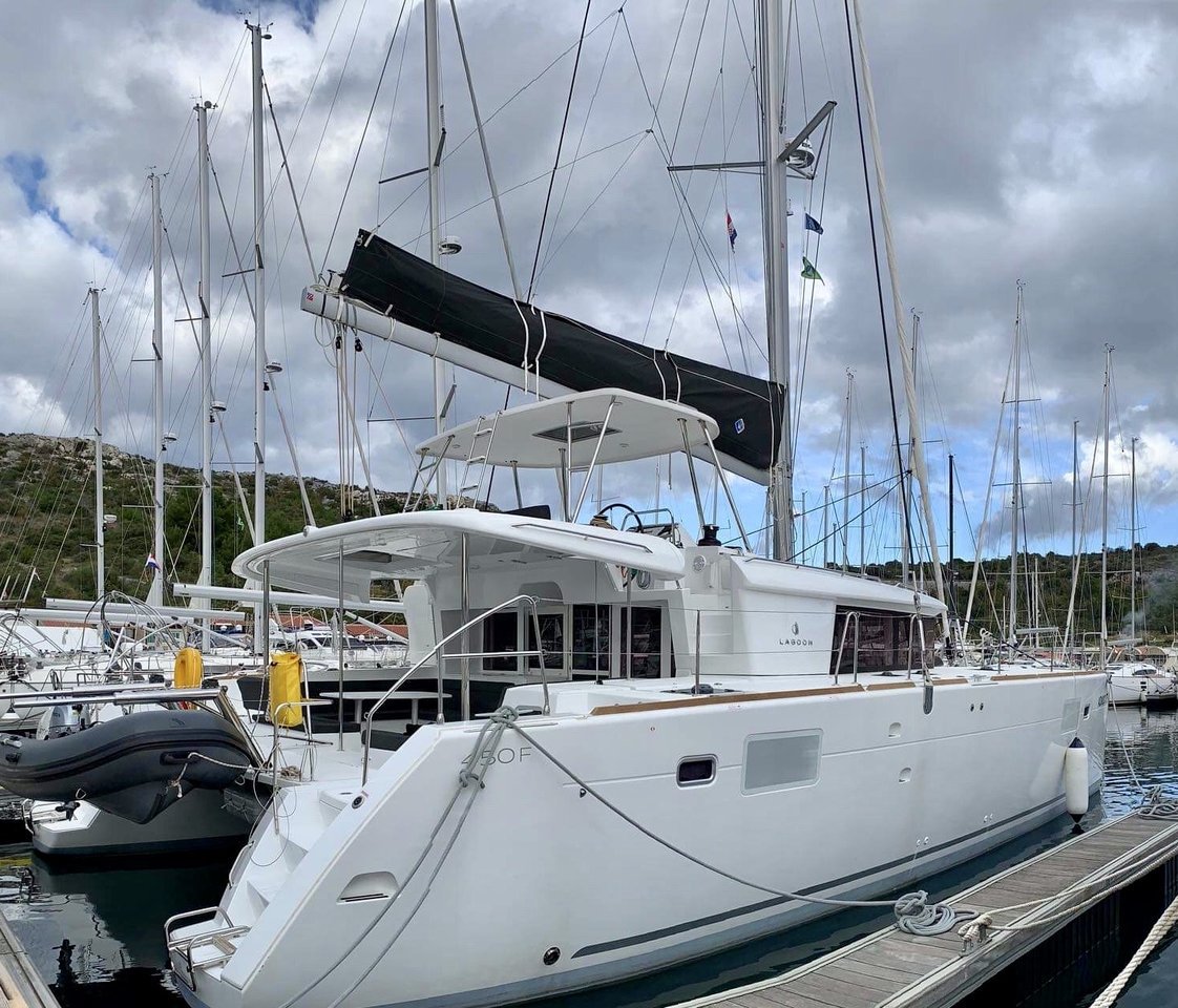 Lagoon 450 F (4+2cab) „Zen“ als Charteryacht