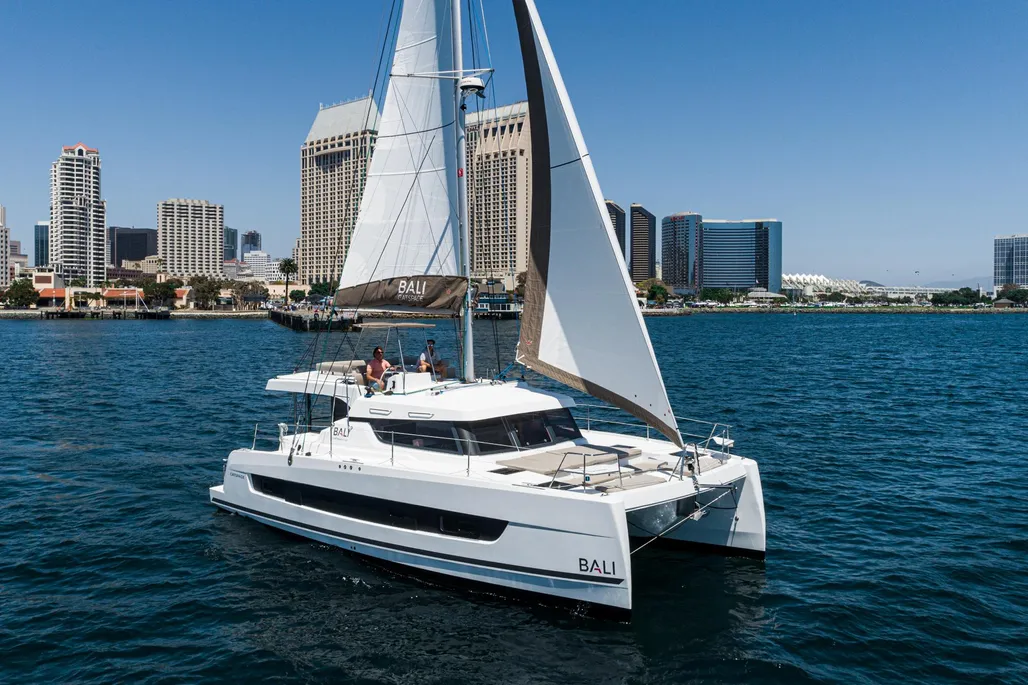 Bali 4.4 3 + 1 cab. „Relentless“ als Charteryacht