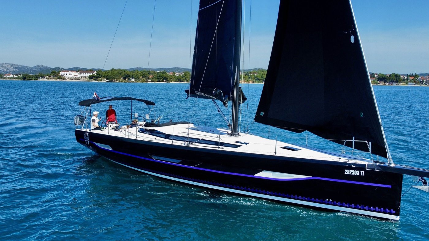 Elan E6 „Black Panther“ als Charteryacht