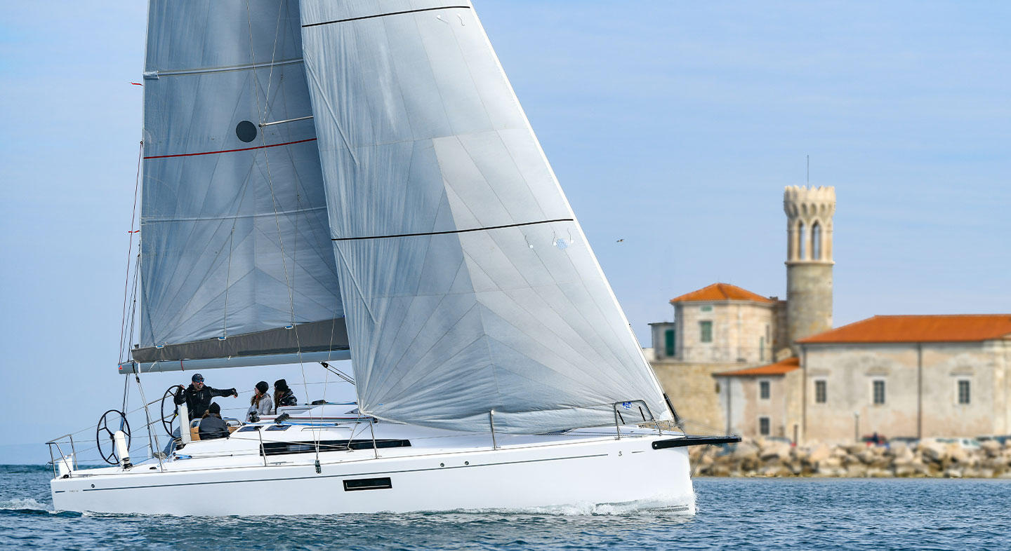 First 36 „Ultra First“ als Charteryacht